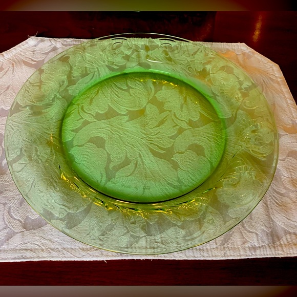 Gorgeous green color thick glass charger dinner plates set of four 30 cm / 12 in - Picture 3 of 5